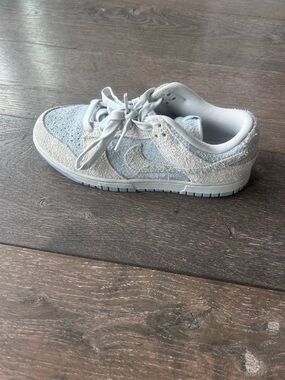 Nike Kids Low-Top Casual Sneaker in Light Blue Gray and White